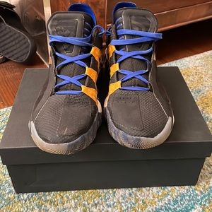 Damien Lillard basketball shoes good condition size 8.5